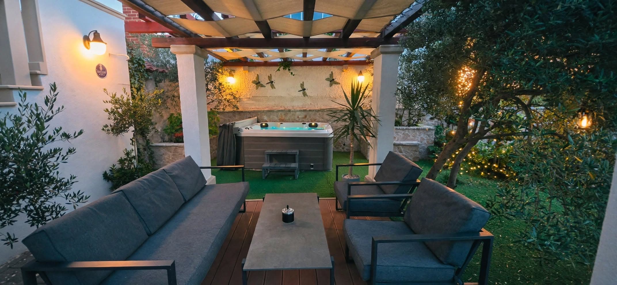 Lounge with the hot tub under the pergola in the evening